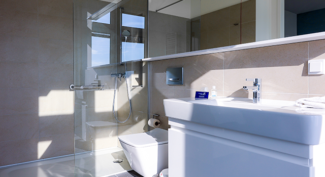 Dusch- und Badewannen von Bette in Reha-Klinik mit Hotelambiente
