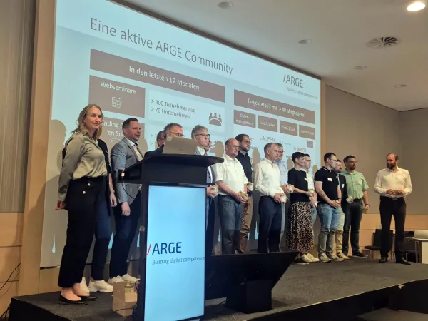 Starke Community: Über 40 Hersteller prägen die ARGE Projektarbeit. Dr. Tillmann von Schroeter (rechts im Bild) dankte den vielen Beteiligten