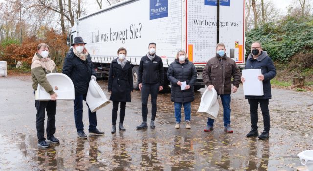 Villeroy & Boch und Sanitärfirma Dünnwald verteilen Badsets: Hilfsaktion für Flutopfer in Erftstadt