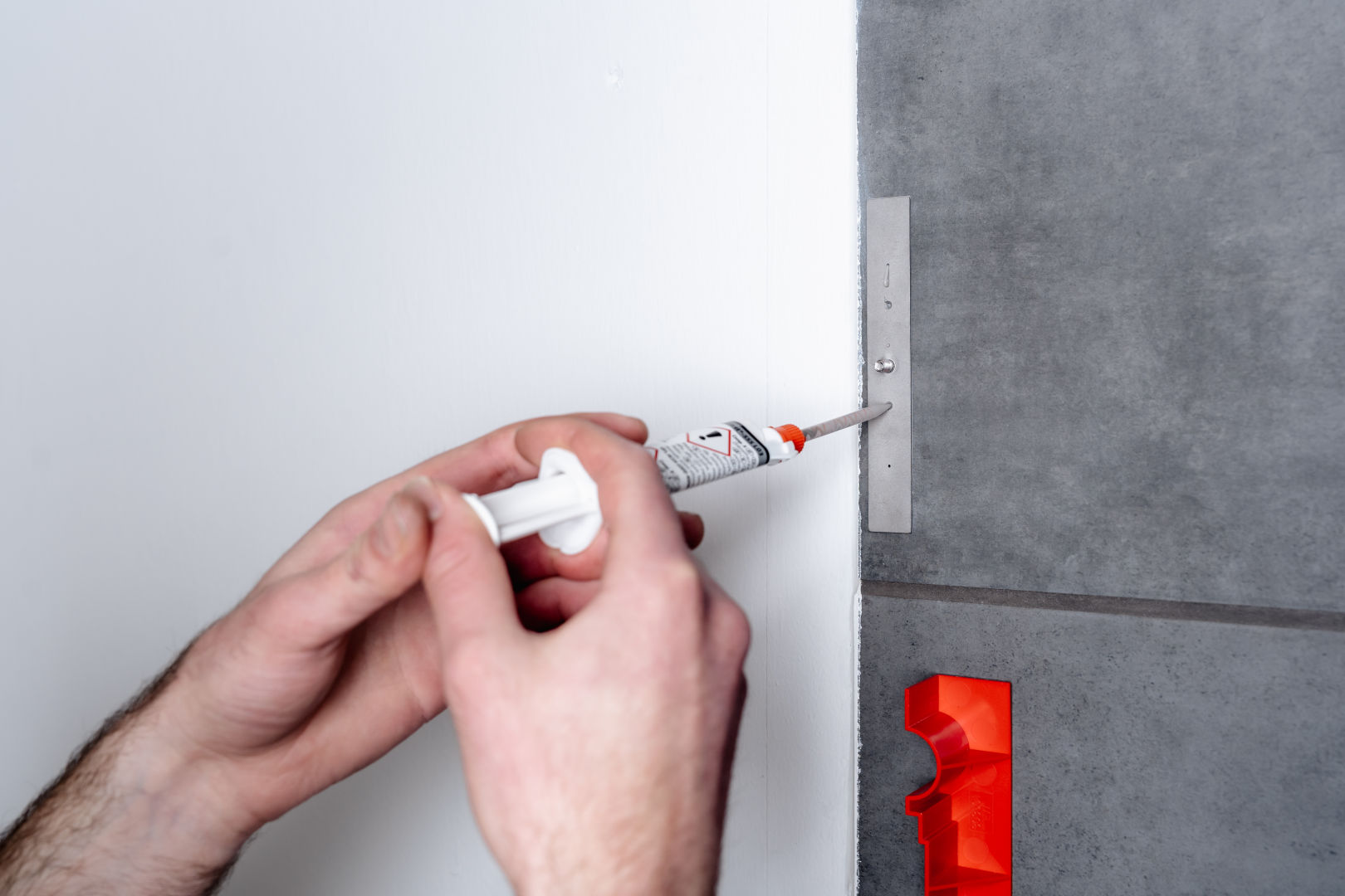 Optimierte Klebetechnik für die Duschinstallation: GLUE forte setzt neue Maßstäbe