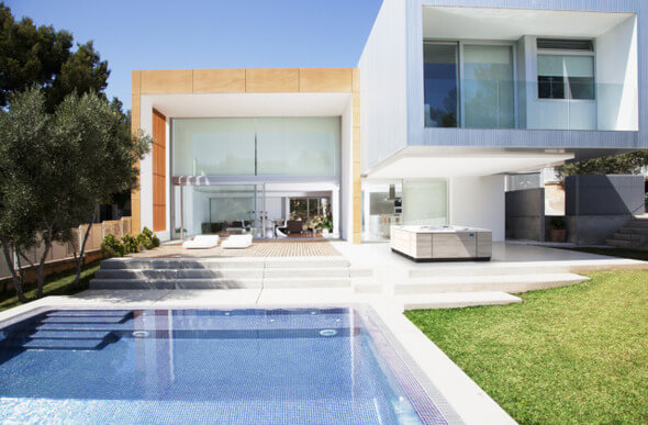 Außenwhirlpools bringen Urlaubs-Entspannung in den eigenen Garten